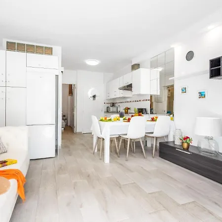 Апартаменты 483A Stylish 1 Bedroom, Pool, Terrace, Wifi